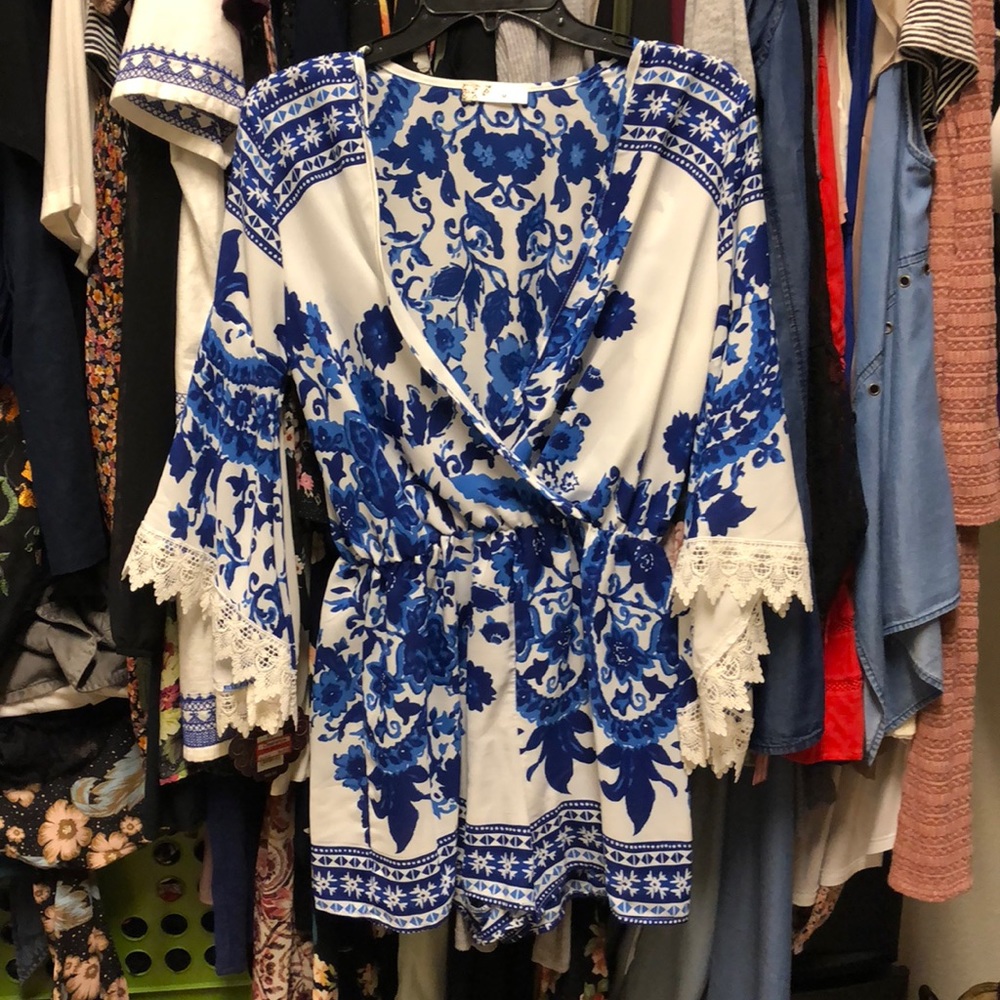💙Floral blue and white romper 💙
